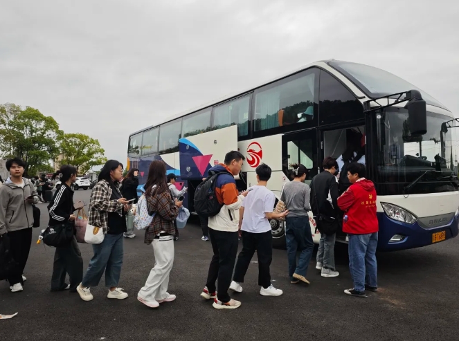 九江長(zhǎng)運(yùn):永修公司校園直通車(chē)助力周末游